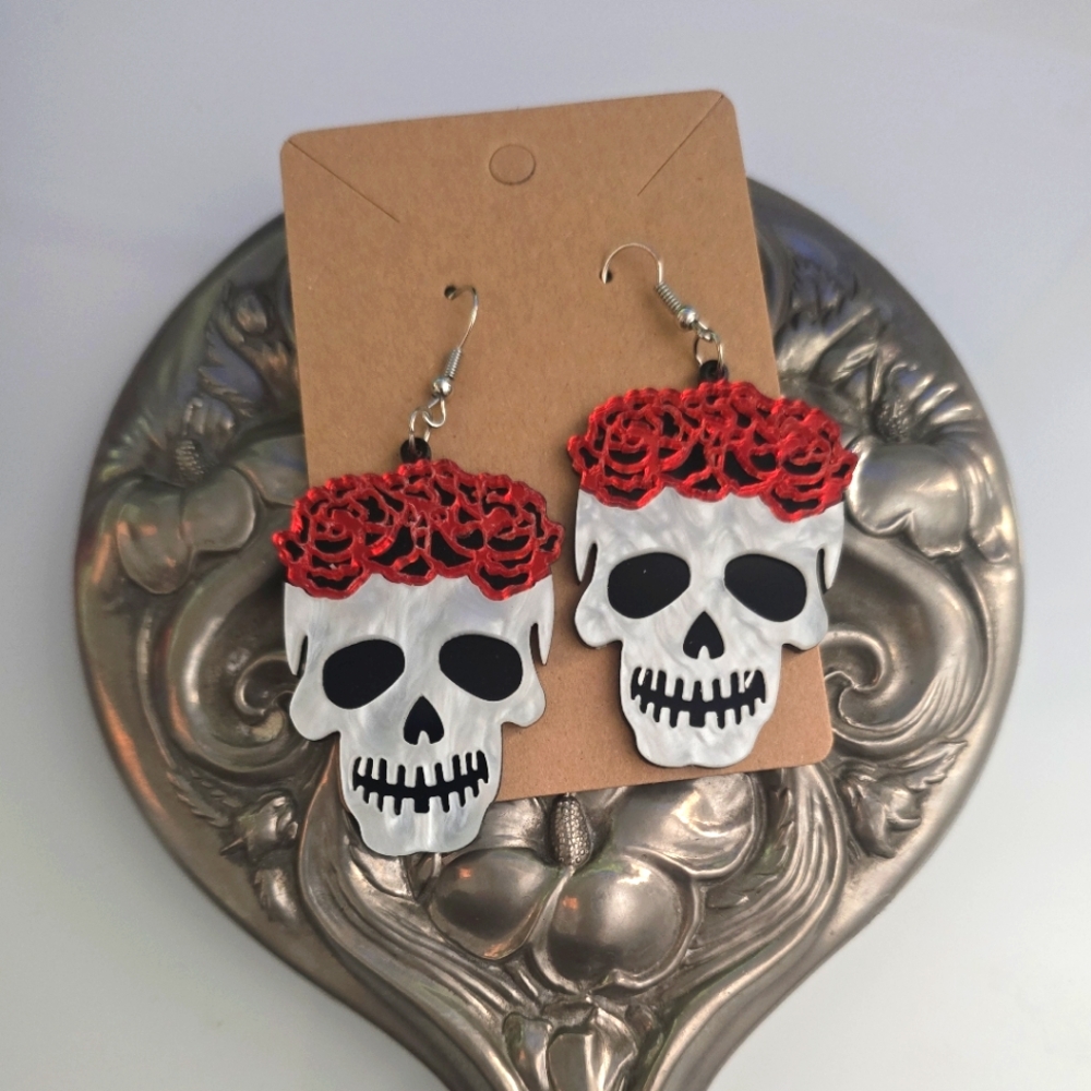 New skull flower 💀 earrings Color:White/Red